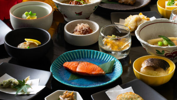 大手宿泊サイトの宿の朝ごはん大賞で第１位を獲得！京会席の朝食ブッフェ目当てに宿泊する客もいる人気ホテル「京都山科 ホテル山楽」