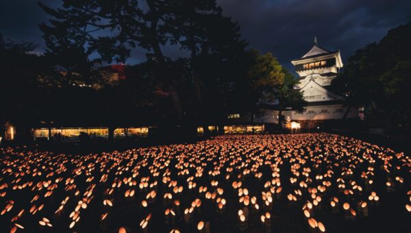放置竹林を有効活用した約 3 万個のあかりで小倉城を彩る！ろうそく約 3 万本の灯が街を照らすキャンドルイベント！「小倉城 竹あかり」＆「関門海峡キャンドルナイト」