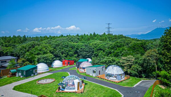冬の絶景富士山・透明ドームからの星空・タイ釣り体験。冬でも楽しめる絶景が望める温泉完備のグランピング施設！「冬に行きたい絶景温泉グランピング施設３選」