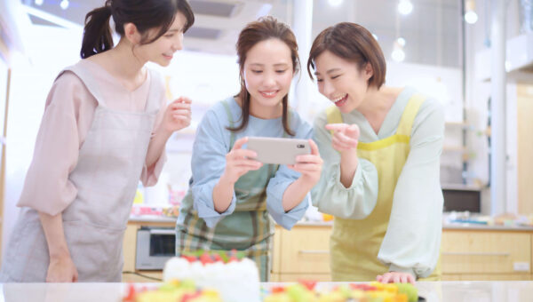 日本各地に眠る、知られざるスイーツ情報を発信し、中小企業を支援！実際に紹介されたことにより、大人気商品になった「ありがとうプリン」農水省も認めたご当地スイーツ発信サイト「いいモノ.com」