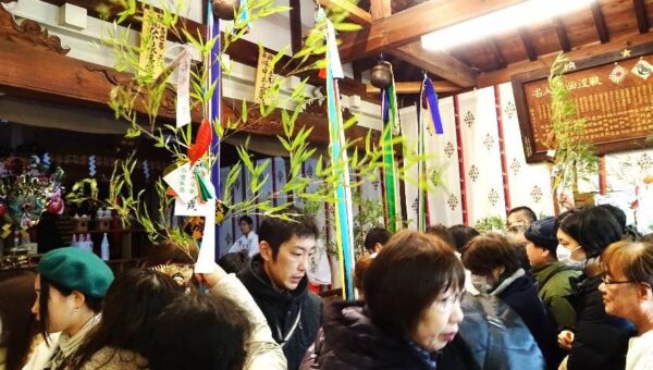 参拝者10万人！年始恒例の「ねや川戎大祭」で初の取り組みを実施！地域の障がい者の方々が戎っさんの福笹作りなど奉仕を行う！”地域共生”を目指す神社「住吉神社（別称 ねや川戎神社）」