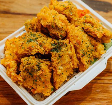 【蓋が閉まらない！大人気のはみだし系グルメが大田区で誕生！】ザクザク食感を楽しめるチキンドッグ＆チキン丼が人気店「front village diner 池上」