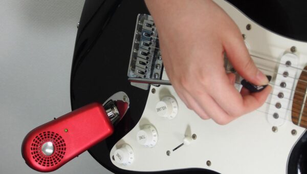 音楽をもっと身近に楽しんでもらうため、機械設計の技術者でありながら打楽器の演奏家でもある社長が開発！「超小型アンプ内蔵スピーカー TinyAMP TA-440」