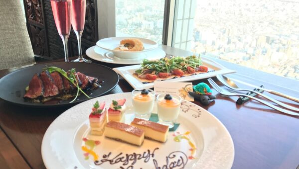 ～額入り写真やメッセージプレートをサプライズでプレゼント～“乾杯の瞬間”を見逃さないことで、お客さまが喜ぶサプライズを実施！株式会社ラックバッググループ