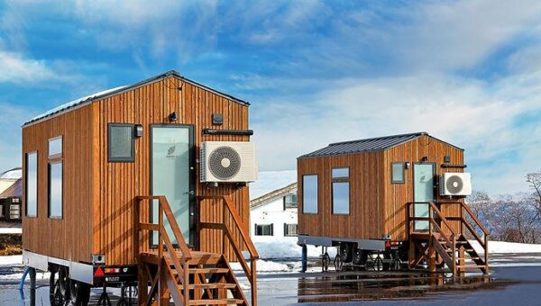 【湖畔でも雪山でも簡単に移動可能！】【木製なので高温サウナを楽しめる！】日本で珍しい一体型木製サウナトレーラーが話題のホテル！「ホテル アルペンブリック」（新潟県妙高市）