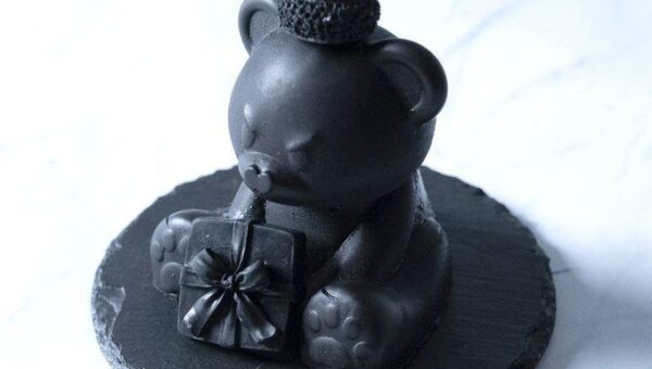 【サンタ帽を被ったクマのケーキ】【冬限定、漆黒のチーズケーキ】可愛いだけでは物足りない！クリスマス特別バージョンの真っ黒ケーキ「BLVCK PARIS」