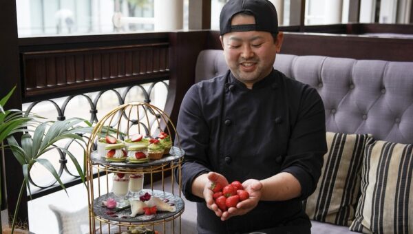 【苺を食べまくる苺LOVERなシェフ】苺の魅力に憑りつかれ、苺の魅力を最大限に引き出した「究極の苺アフタヌーンティ」を始めちゃったシェフ　石黒 強（いしぐろ・つよし）／Ginger’s Beach　シェフ※店でのロケ取材、石黒さんへのインタビューが可能です！