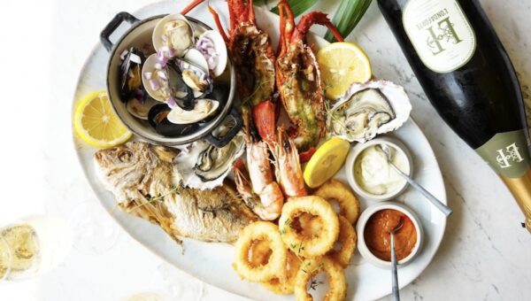 伊勢海老・牡蠣・鯛など厳選した魚介を提供！鯛1匹！伊勢海老1尾をまるごと楽しめる贅沢プラッターが誕生！「COLONIAL BEACH」＠横浜市中区※店でのロケ取材、加藤シェフへのインタビューが可能です！　