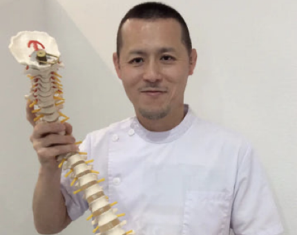 腰痛の85％は原因不明⁉美しい座り方“モデル座り”が腰痛の原因！骨盤を守るための正しい呼吸と習慣をゴッドハンドが解説　株式会社TOUGHLIFE　代表 埜谷 悟（のや・さとる）※腰痛治療の専門家として、埜谷氏への取材が可能です