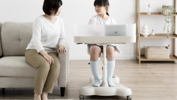 勉強時間はデスクとチェアごと移動する『一体型デスクチェア』学習を見守りやすく、リビング学習にも適した学習セットが登場