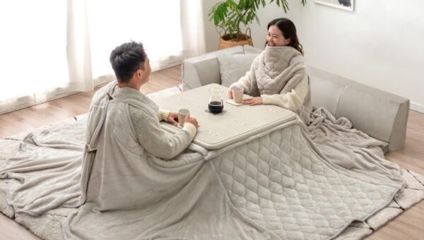 今年の冬はこたつと一体化！これが本当の“着るこたつ” こたつ布団でまとって背中まで暖か“着るこたつ掛け布団”新登場