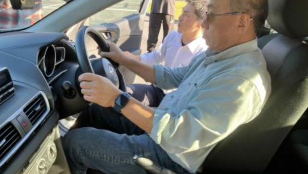視覚障害者が“自分で運転”に挑戦する自動車運転体験ツアーを開始 ～交通事故ゼロを目指す 3 社が連携し、12 月 13 日より栃木県中部自動車学校で開催～