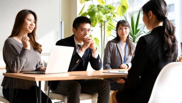1次面接から社長のカバン持ちをする「いきなり社長面接」 ”面接官ガチャ”を防ぐ「選べる社長面接」などを考案！ 1000社以上の採用に携わるスペシャリスト 深澤了（ふかさわ・りょう） ※深澤氏へのインタビュー取材・密着取材が可能です！