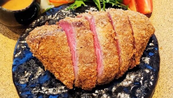 創業百年、米沢牛一筋の老舗専門店の本気、味わえます。 米沢牛カツ御膳 【平日ランチ限定】「黄木特製味噌たれ」で召し上がれ。