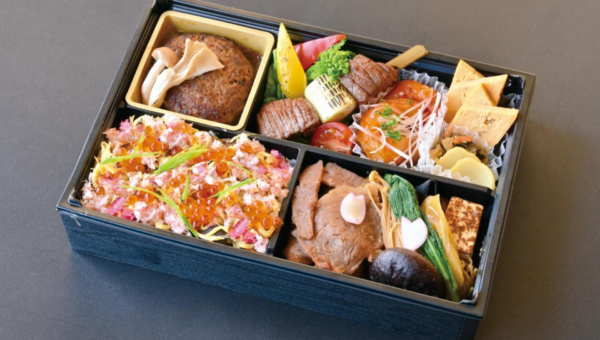 米沢牛の「すき焼き・焼肉・牛串」が重箱で共演。 これぞ『ハレパ最高』百年老舗・金剛閣が放つ、 期間限定『春のお祝い御膳』