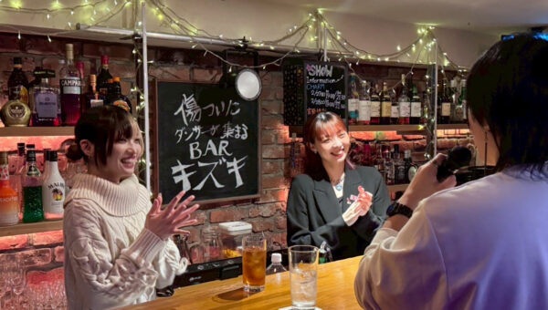 飲食店倒産”過去最多”の逆風下、スナック営業日は通常の3〜4倍の集客を記録。好評につき月2日→8日に拡大