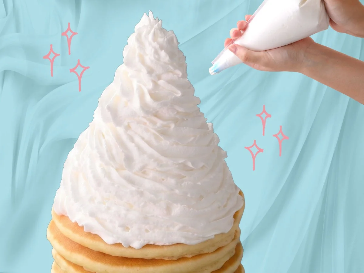 ホイップクリームを絞り出す様子
