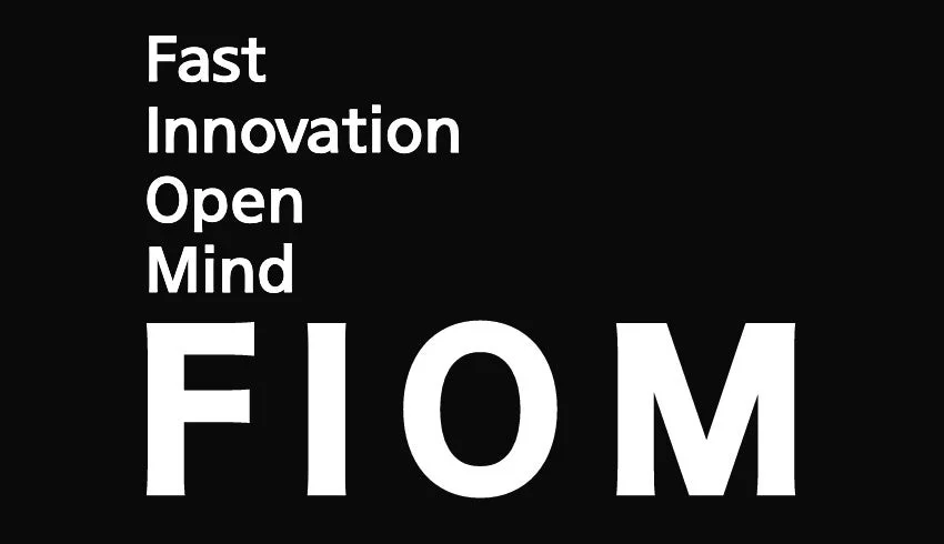 Fast Innovation Open MindというスローガンとFIOMのロゴ