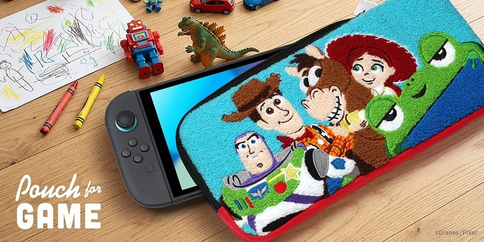 Nintendo Switchをトイ・ストーリーのポーチに入れている様子