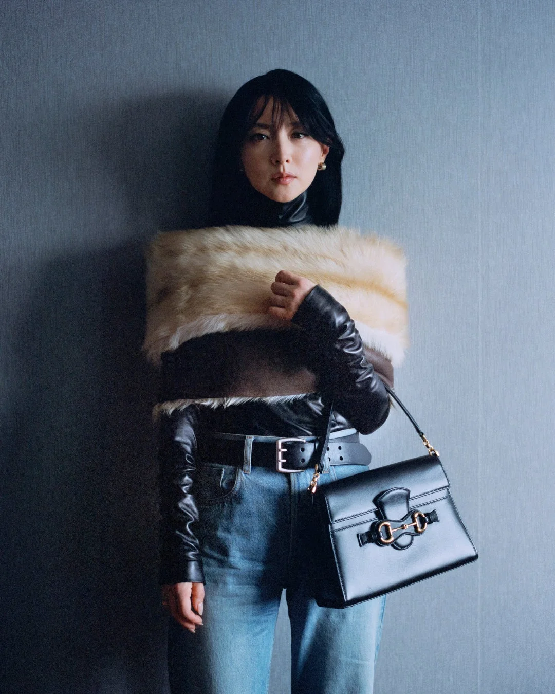 ファーとレザージャケットの女性