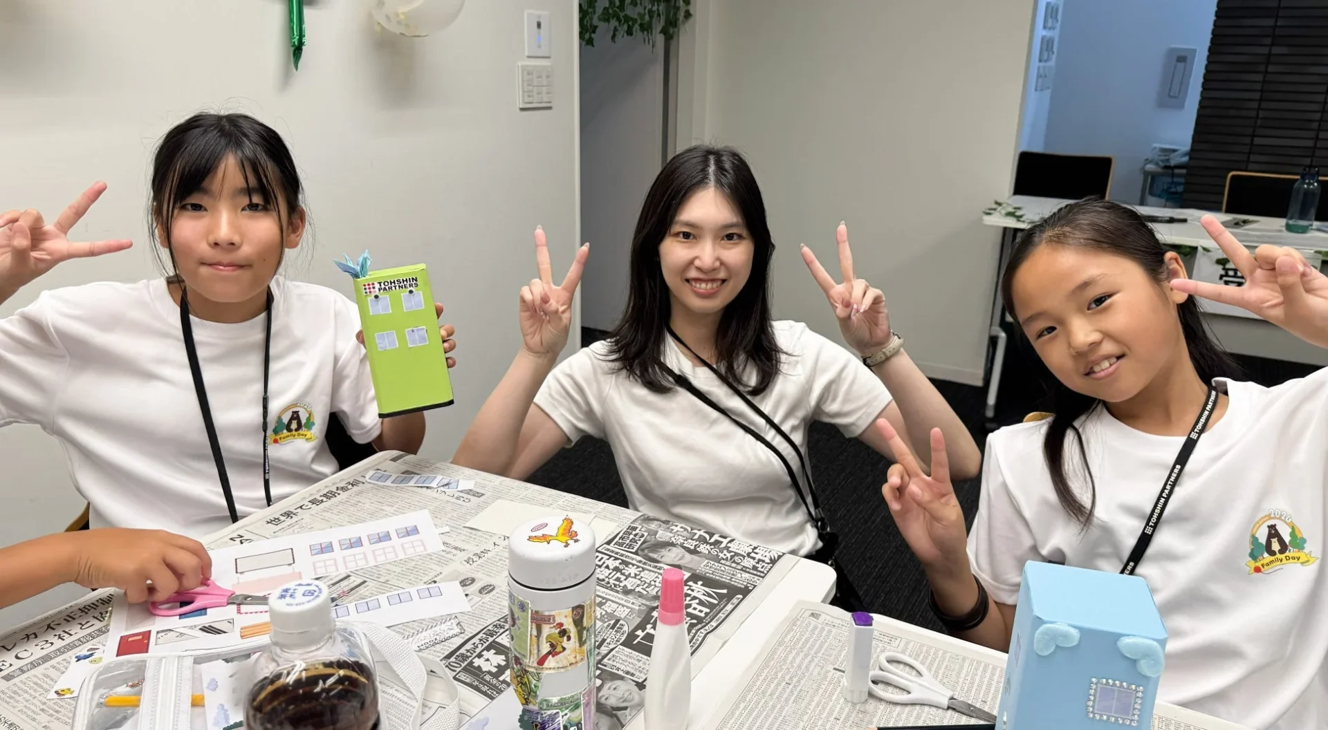 子供たちが工作している