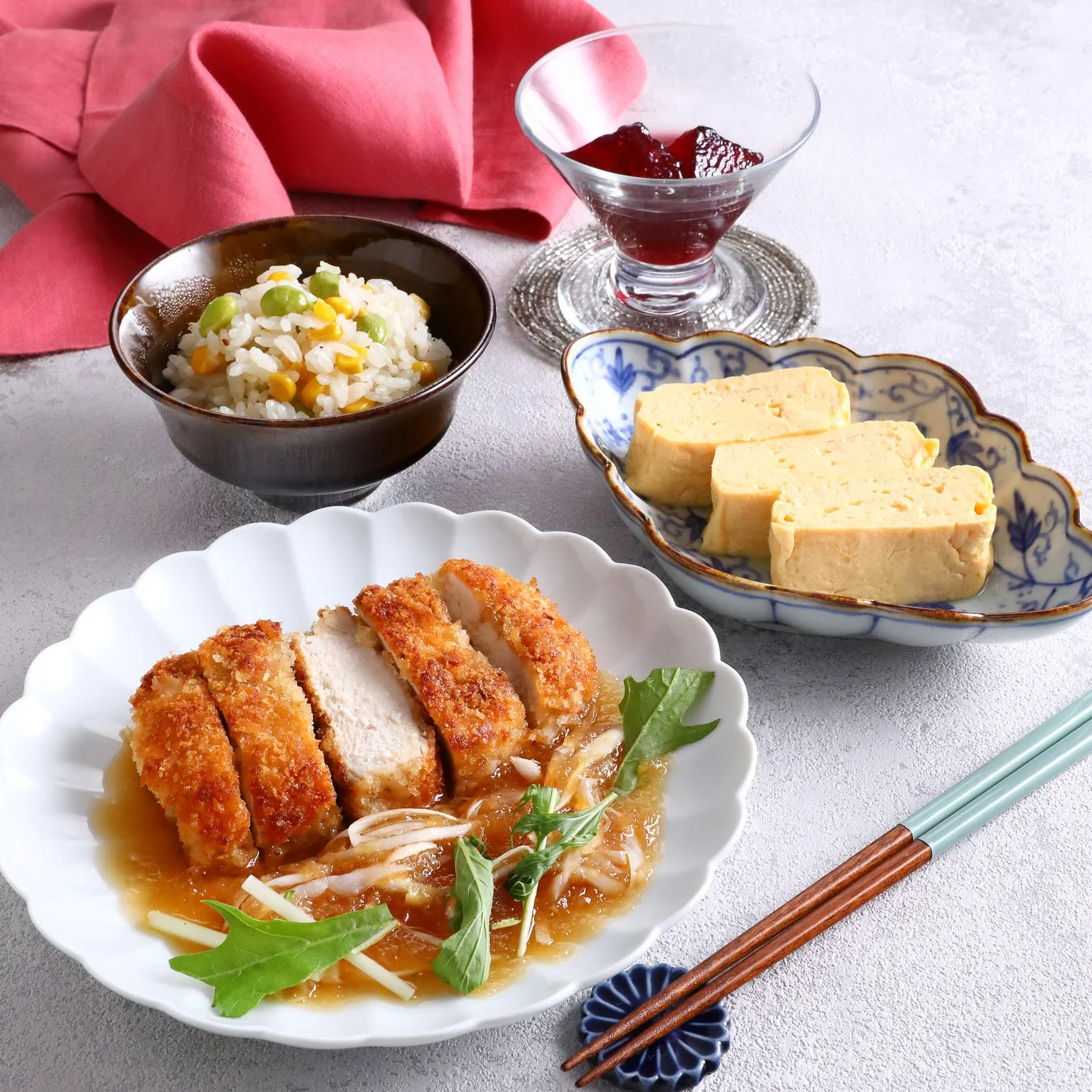 和食の定食、豚カツ、卵焼き、ご飯、デザート
