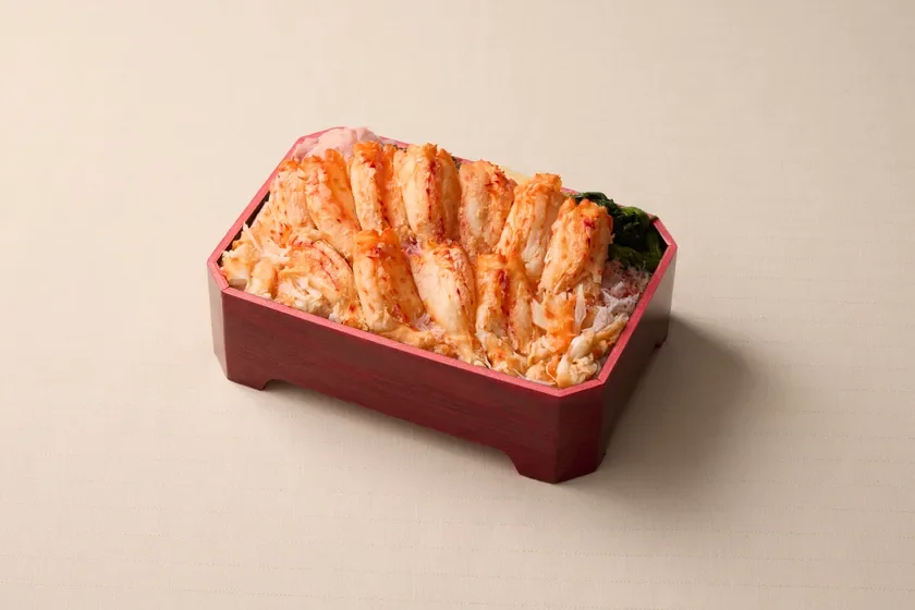たっぷりのカニの身が美しく盛り付けられた豪華な海鮮弁当