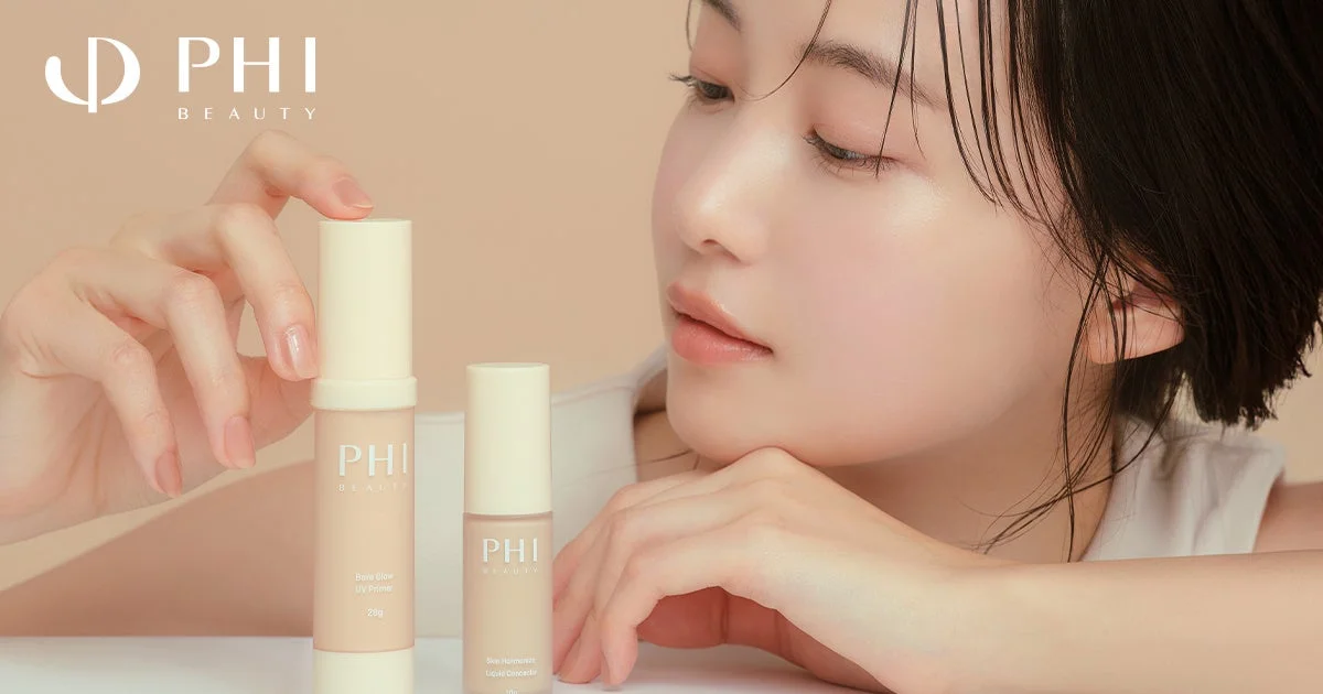 ブランドコンセプトと商品を持つ女性の画像