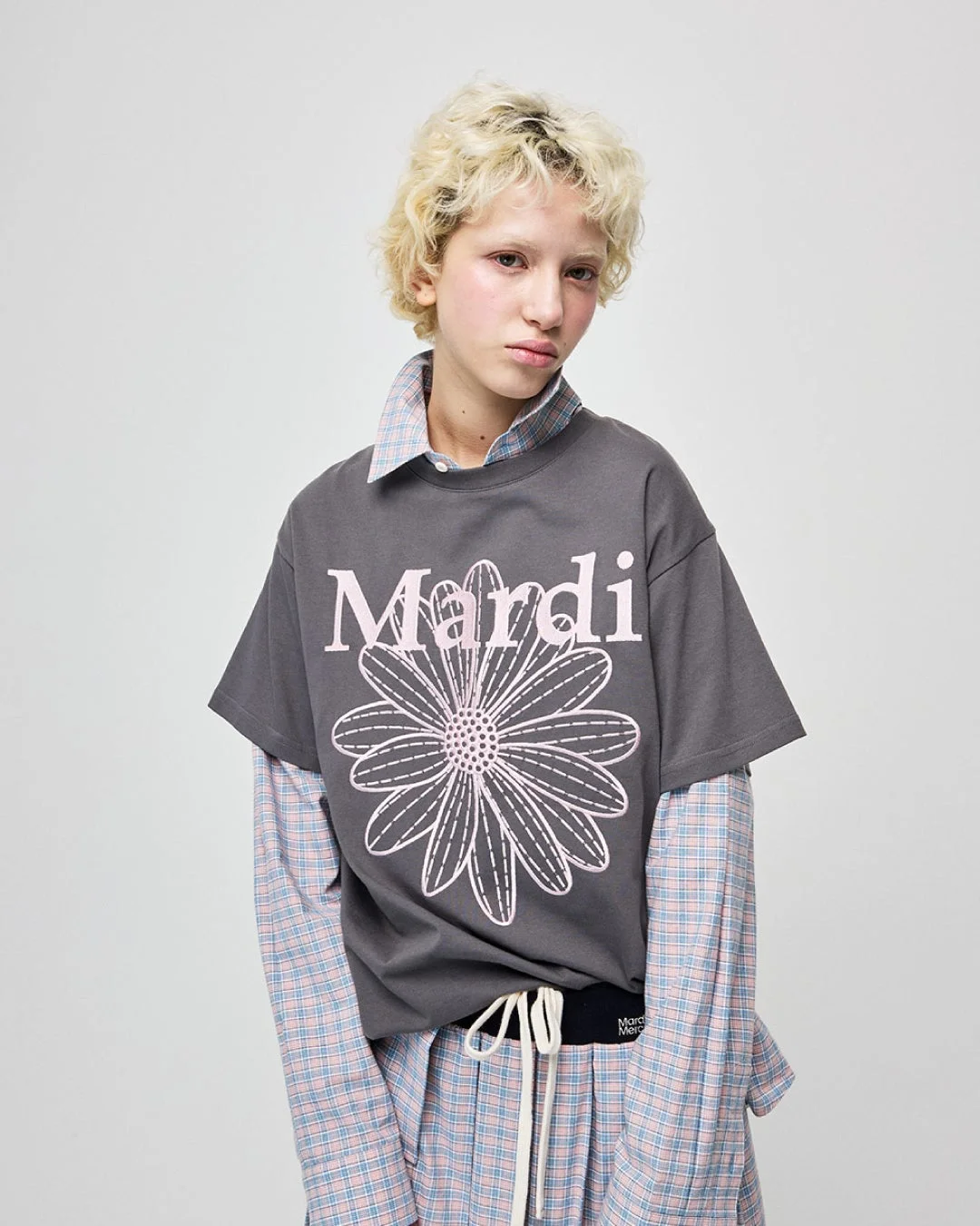 Mardiのチェック柄レイヤードスタイルを着た女性