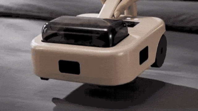 ハンディクリーナーが寝具の上を動く様子