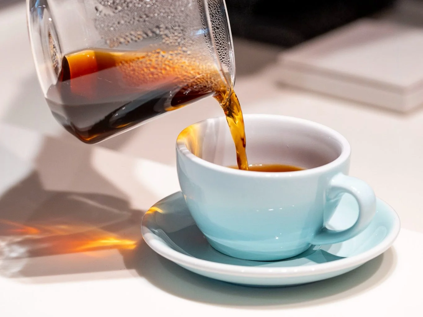 ハンドドリップでコーヒーを淹れる様子