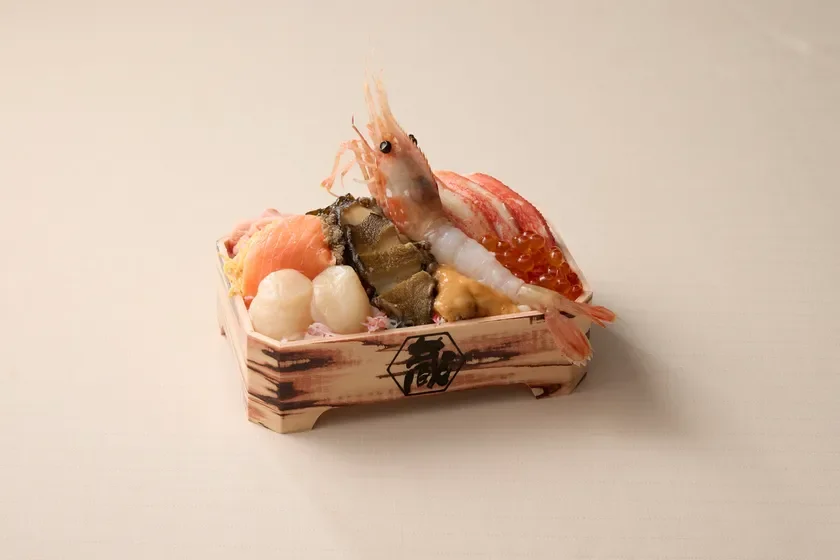 豪華な海鮮が木箱に美しく盛り付けられた料理