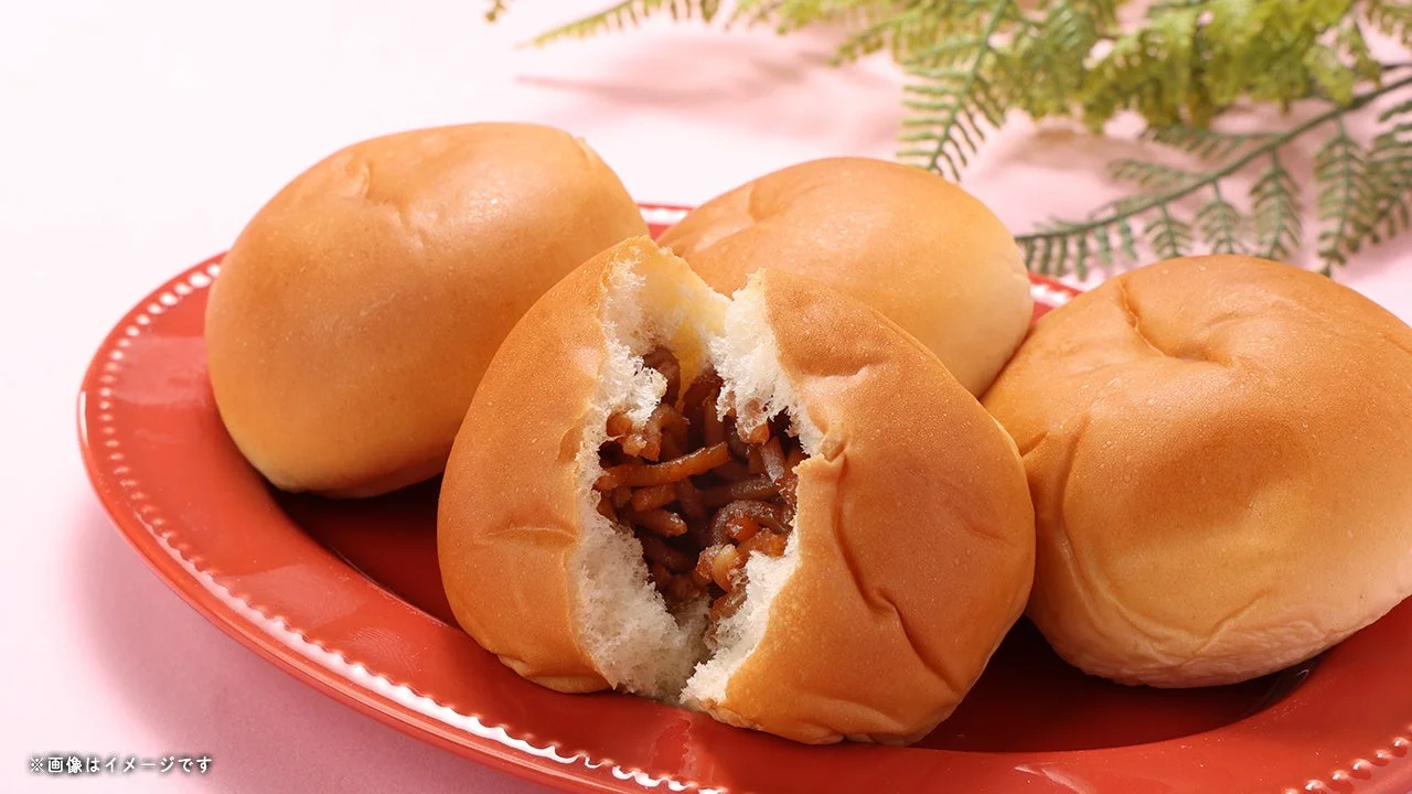 ソースの味わい豊かな焼きそばを包んだミニサイズのパン