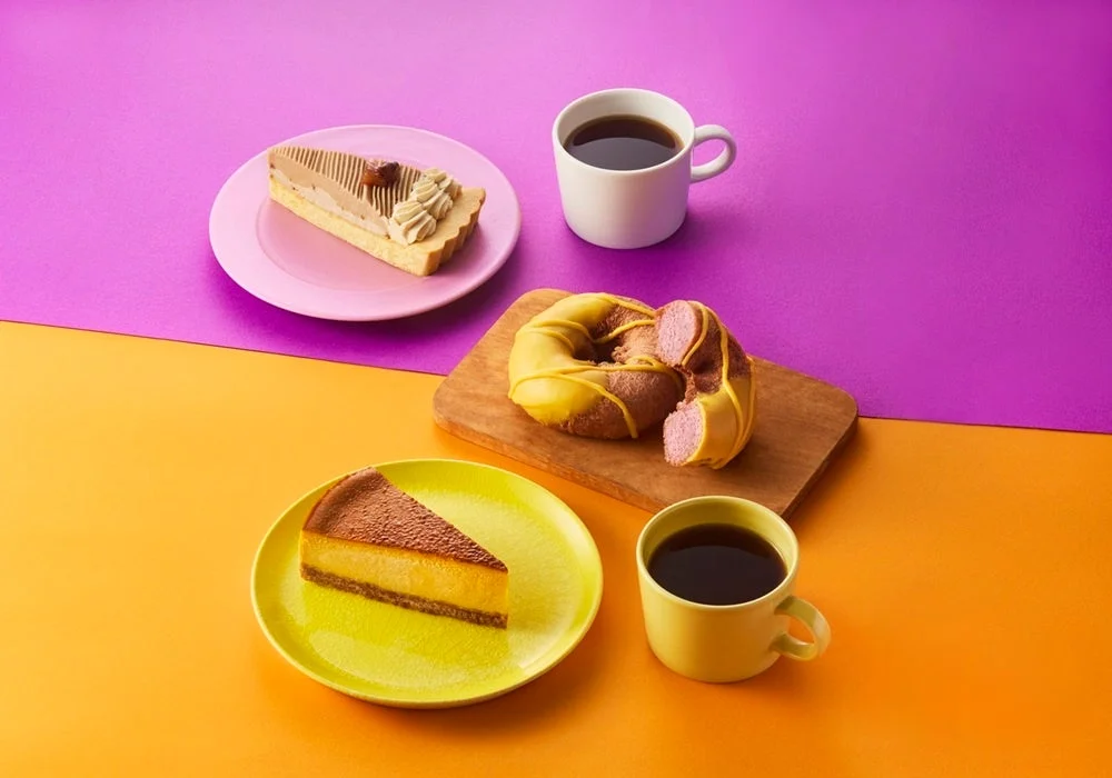 タルト、チーズケーキ、ドーナツ、コーヒーのセット