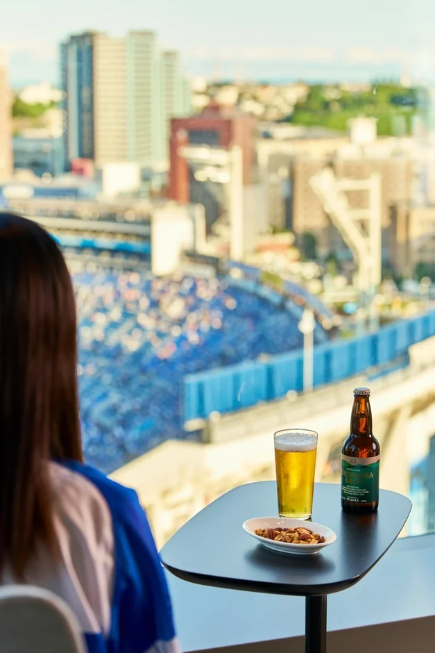 横浜の街並みとビール