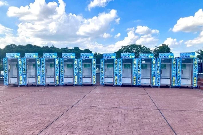 青空の下に並ぶとらえもんBox