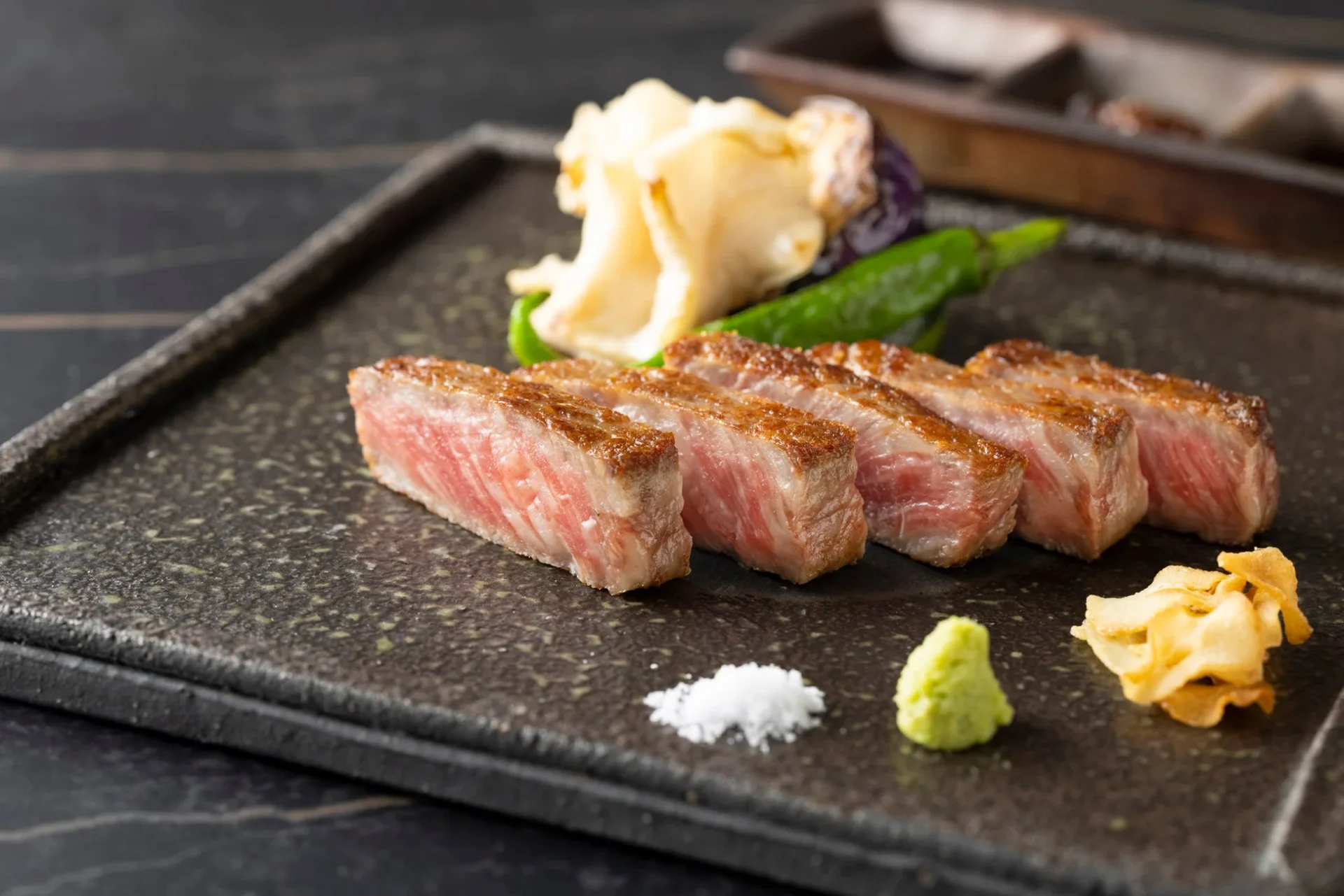 美しい焼き色の厚切りステーキ