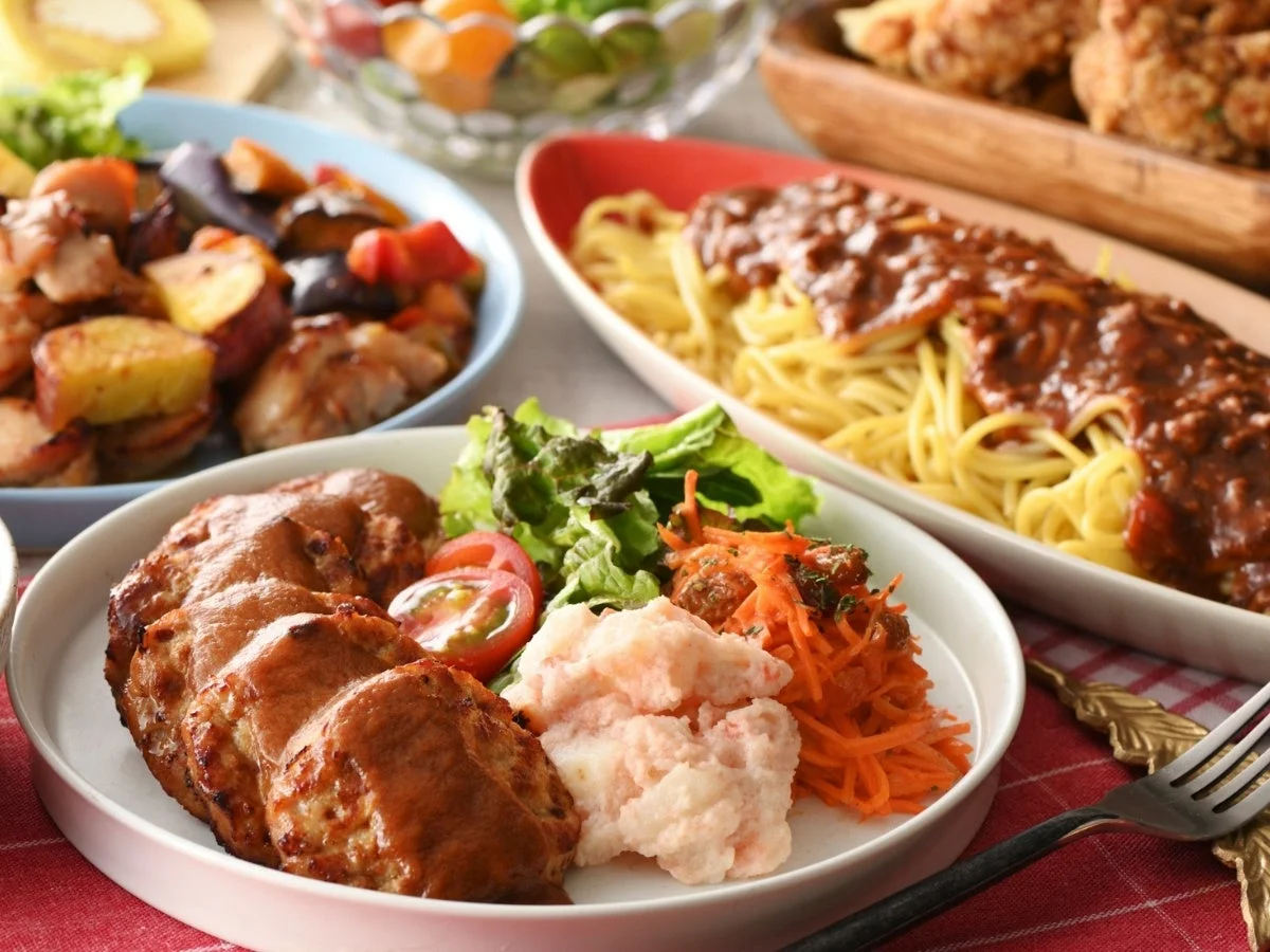 ハンバーグやパスタなど洋食が並ぶブッフェ