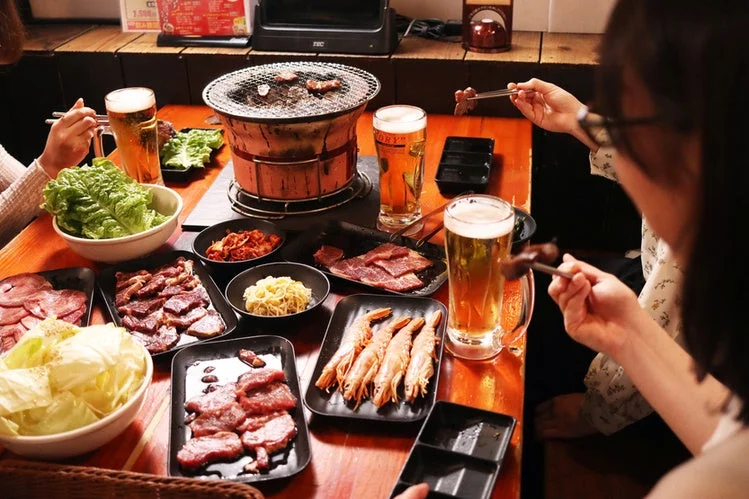 賑やかな食事風景