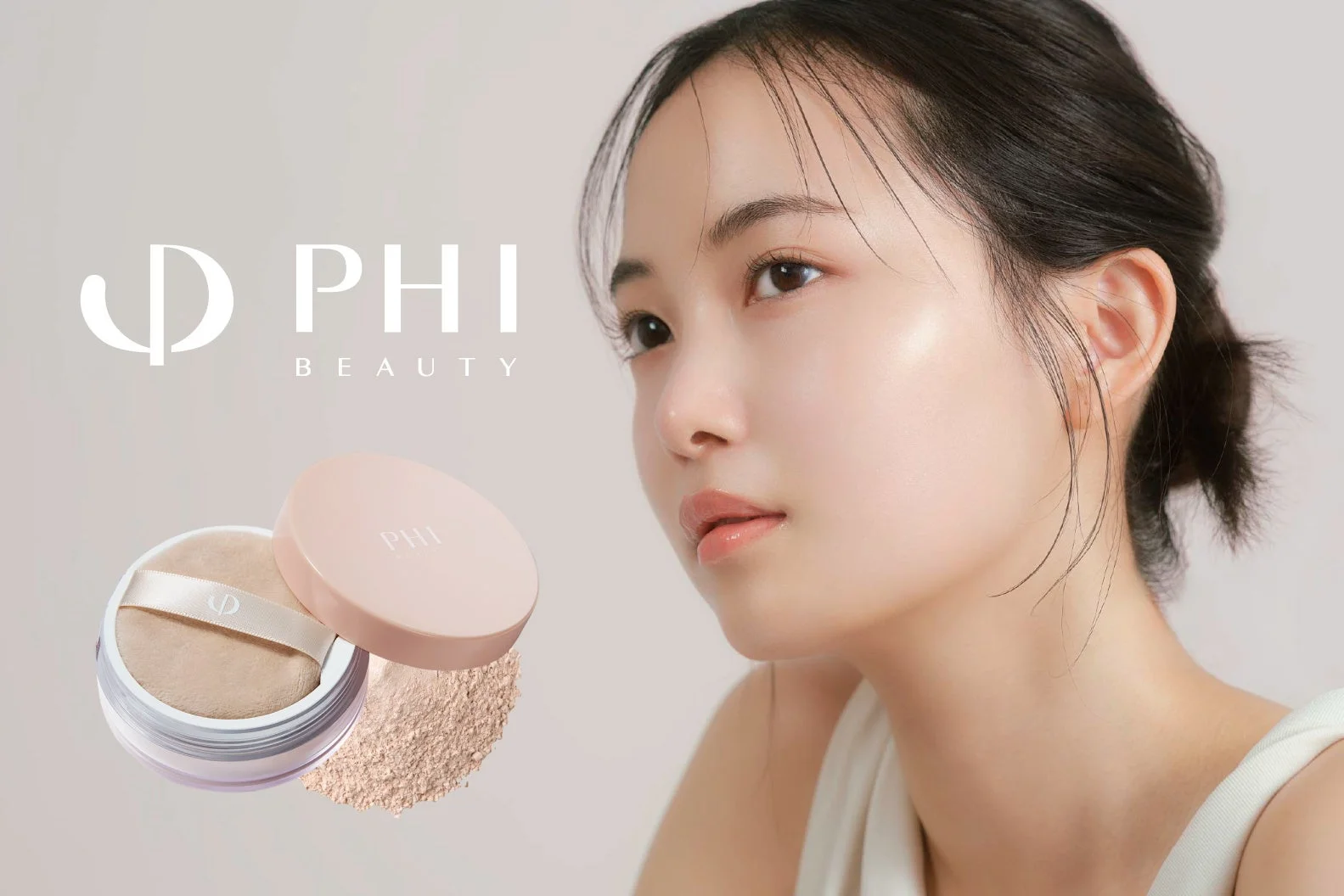 PHI BEAUTYのルースパウダーと女性の広告画像