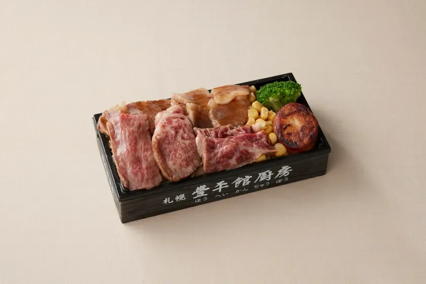 様々な部位の牛肉が美しく盛り付けられた焼肉弁当