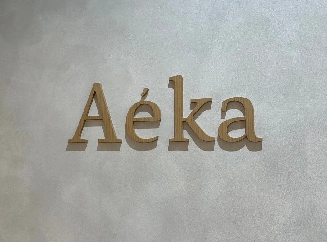 Aekaの木製ロゴ