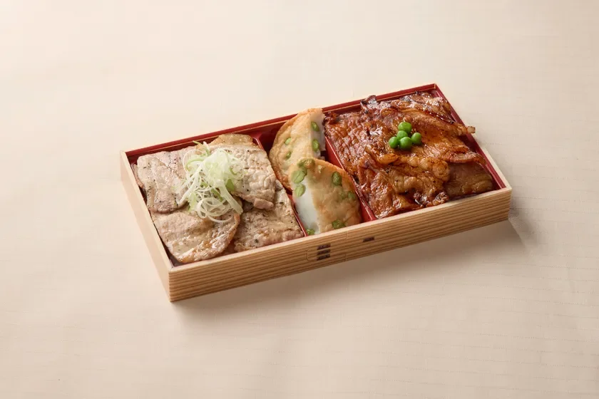 薄切りの豚肉と照り焼き風の豚肉が詰められた弁当
