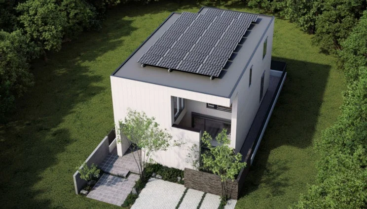 太陽光パネルを屋根に設置したモダンな白い住宅