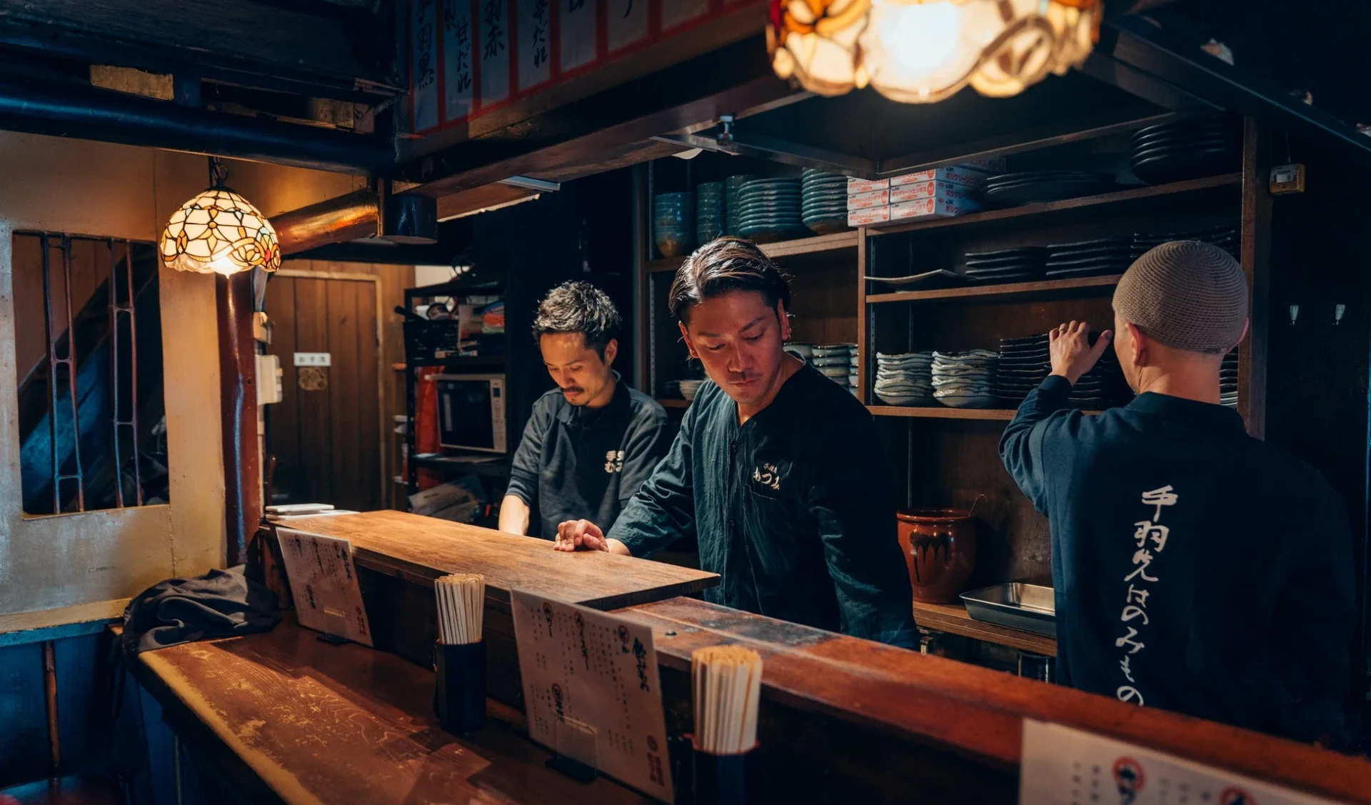 居酒屋の厨房とカウンター席