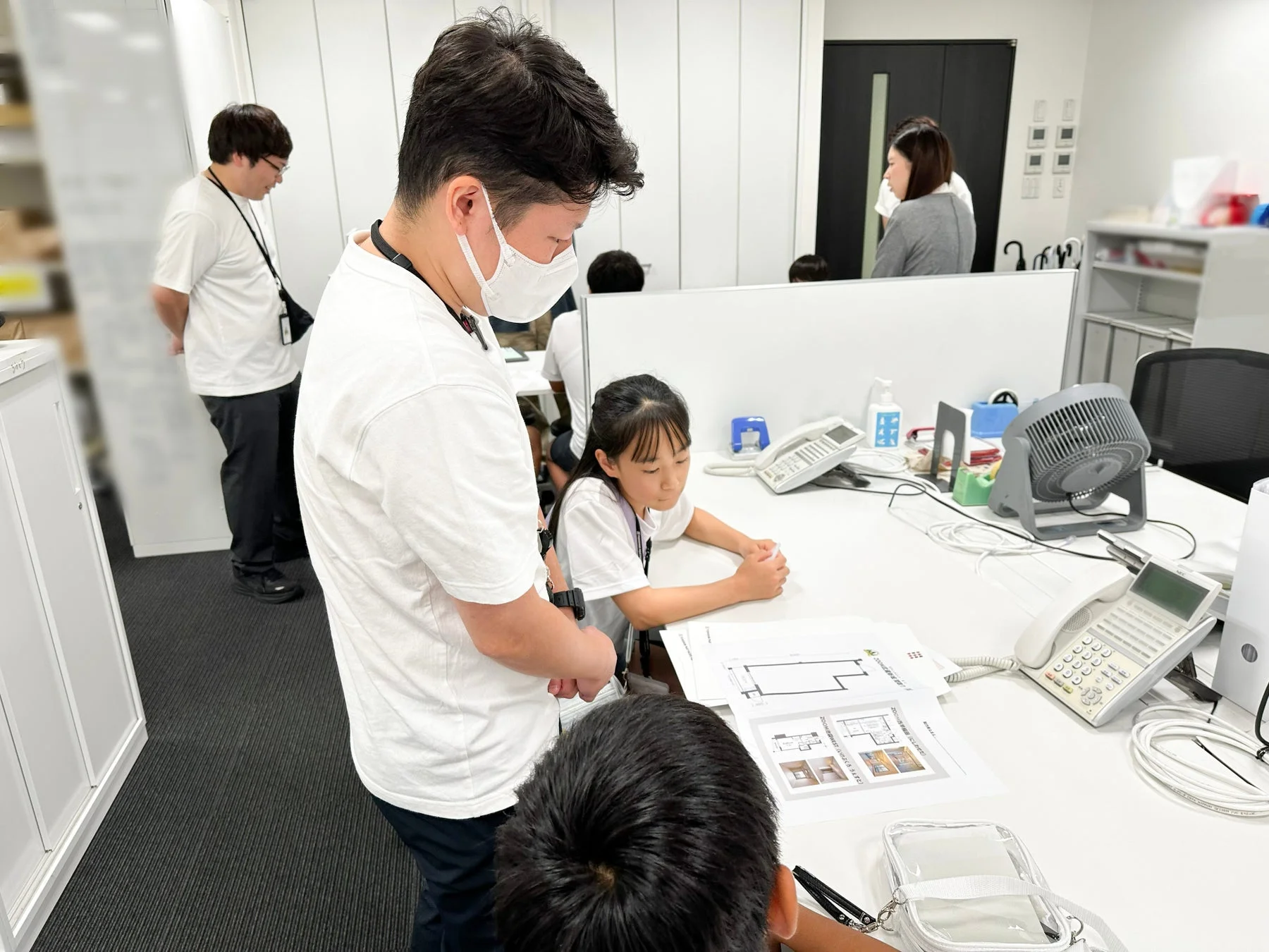 子供たちが間取り図を見ている