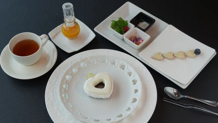 アフタヌーンティーセットのようなデザートと飲み物