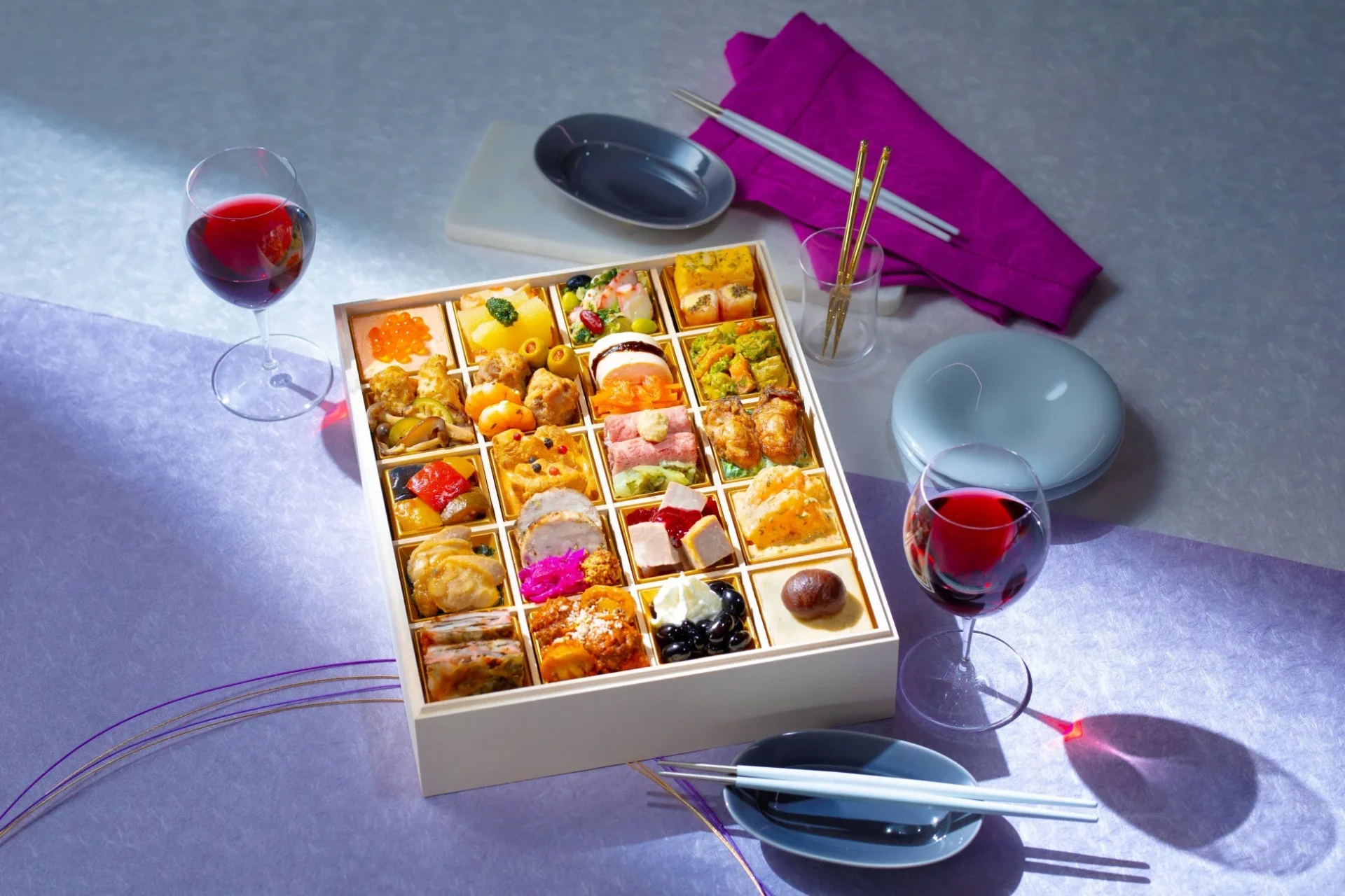 様々な彩り豊かな料理が美しく詰められたおせち料理の箱