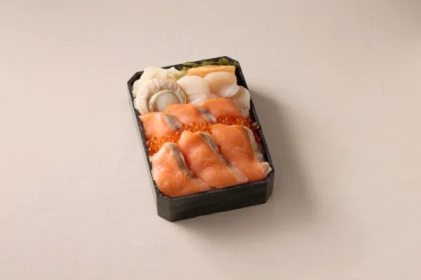 鮭の刺身といくらがご飯の上に敷き詰められた海鮮弁当