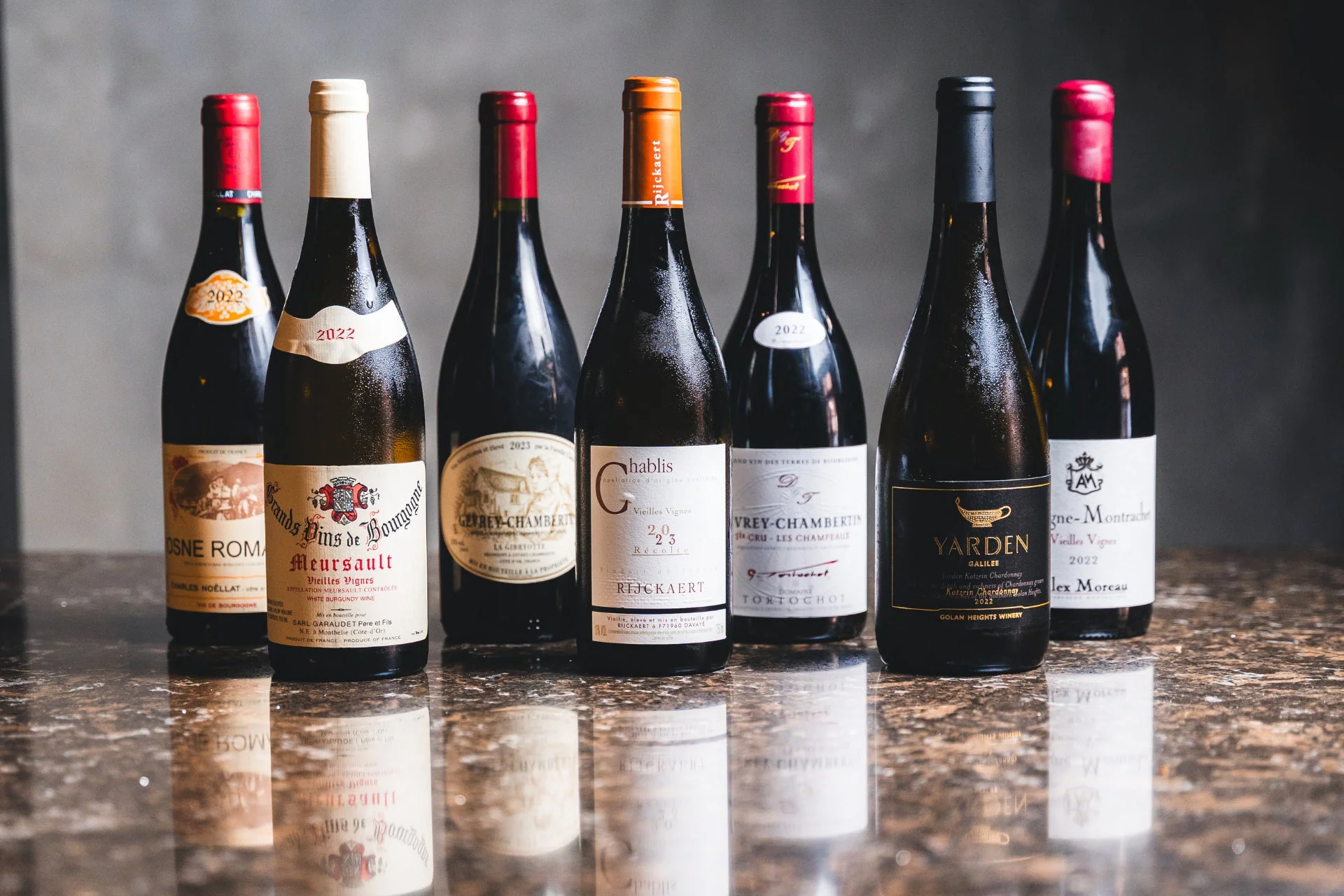 様々な銘柄のワインボトル